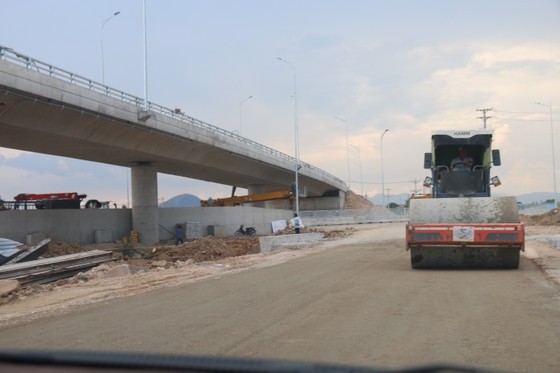 Workers construct the residential road category of the Vinh Hao - Phan Thiet Expressway.