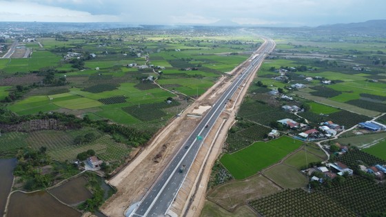 The Vinh Hao - Phan Thiet Expressway crosses beautiful rice fields.