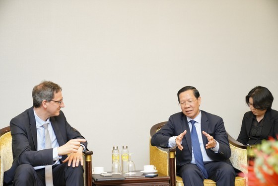 Mr. Phan Van Mai expresses high regard for the group's decision to invest in the Asia-Pacific market and establish its headquarters in Vietnam. Mr. Phan Van Mai expresses high regard for the group's decision to invest in the Asia-Pacific market and establish its headquarters in Vietnam.