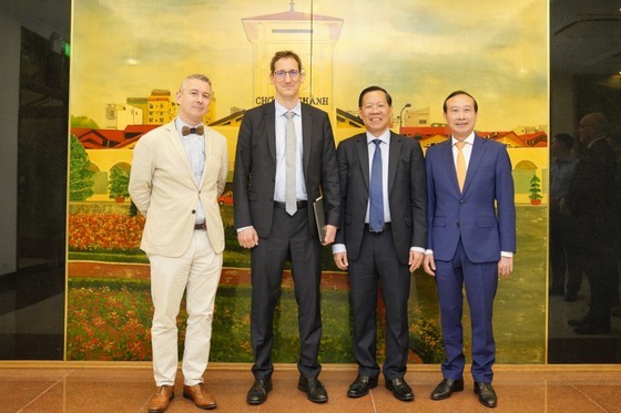 The leaders of both sides take a souvenir photo. The leaders of both sides take a souvenir photo.