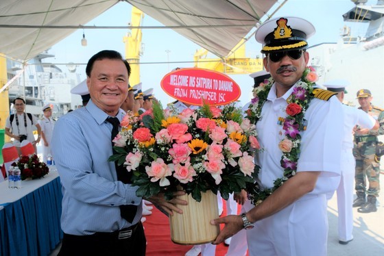 The representative of the Vietnamese delegation presents flowers to the commander of the Indian Navy ship. The representative of the Vietnamese delegation presents flowers to the commander of the Indian Navy ship.