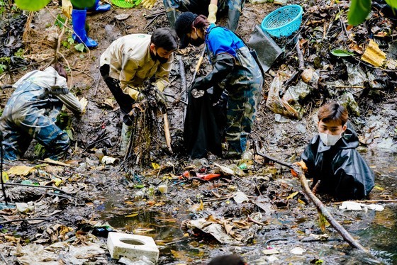 The team select heavily polluted canals and ditches to carry out cleaning work.