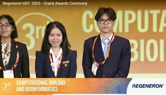 Nguyen Thi Mai Anh (L) and Nguyen Binh Giang from the High School for Gifted Students of the University of Science under the Vietnam National University, Hanoi (VNU) win the third prize at Regeneron ISEF 2023) Grand Awards (Photo: moet.gov.vn)