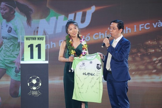 When she returned to Vietnam to attend the 2022 Golden Ball Gala, Huynh Nhu gifted the organizers with her Lank FC jersey for auction to support charitable causes.