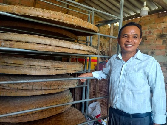 Le Van Truong upholds the traditional practice of cultivating mulberries and raising silkworms in his family. Le Van Truong upholds the traditional practice of cultivating mulberries and raising silkworms in his family.