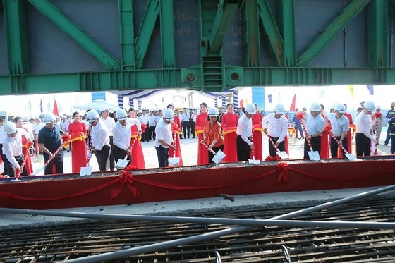The leaders of Hanoi City issue a command to connect the final beam of the Vinh Tuy 2 Bridge. The leaders of Hanoi City issue a command to connect the final beam of the Vinh Tuy 2 Bridge.