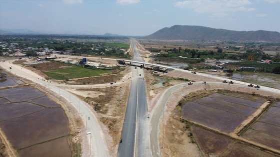 The implementation and construction of the remaining categories, such as intersections, crossroads, frontage roads, and barriers, are progressing slowly and not meeting the requirements. The implementation and construction of the remaining categories, such as intersections, crossroads, frontage roads, and barriers, are progressing slowly and not meeting the requirements.