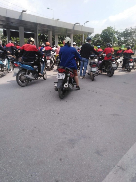 Workers in Quang Chau Industrial Park (Bac Giang) leave work on the morning of June 2 due to a power outage. Workers in Quang Chau Industrial Park (Bac Giang) leave work on the morning of June 2 due to a power outage.