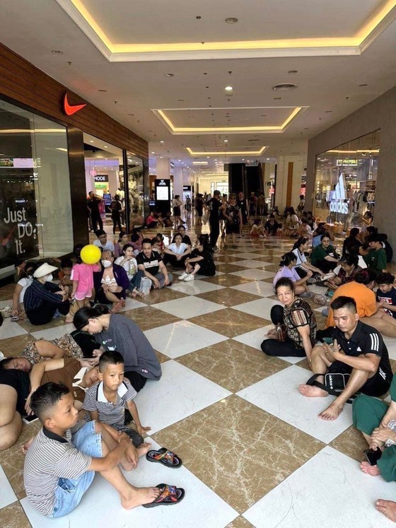 On June 2, as a result of the heatwave and power outage, residents in Ha Long (Quang Ninh) seek refuge at Vincom Ha Long for some relief. On June 2, as a result of the heatwave and power outage, residents in Ha Long (Quang Ninh) seek refuge at Vincom Ha Long for some relief.