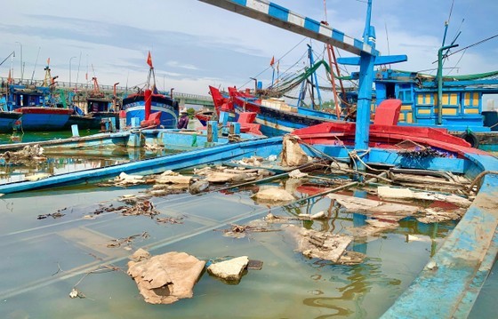 The sunken fishing boats cause environmental pollution. The sunken fishing boats cause environmental pollution.