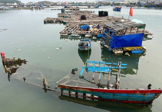 The sunken fishing boats cause environmental pollution. The sunken fishing boats cause environmental pollution.