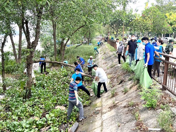 More than 400 volunteers take part in a waste collection activity along the banks of the Ben Tre River in Ben Tre Province. More than 400 volunteers take part in a waste collection activity along the banks of the Ben Tre River in Ben Tre Province.