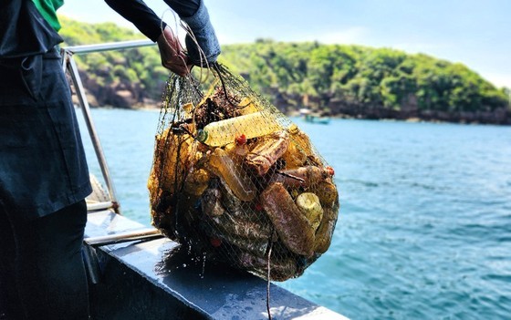 Fishermen in Phu Quoc in Kien Giang Province retrieve plastic waste that is drifting on the sea. Fishermen in Phu Quoc in Kien Giang Province retrieve plastic waste that is drifting on the sea.
