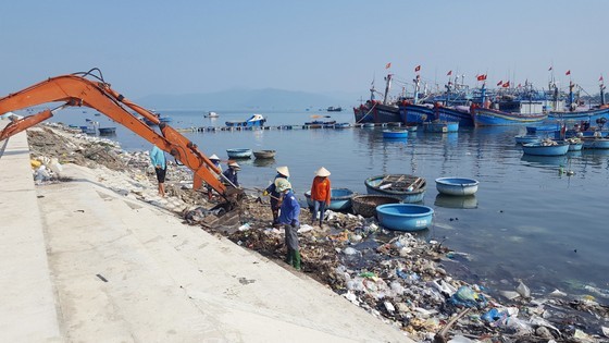 Around 100 people join the garbage collection campaign at the De Gi estuary. Around 100 people join the garbage collection campaign at the De Gi estuary.