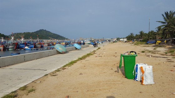 Authorities have placed trash bins along the estuary to prevent waste discharge into the water. Authorities have placed trash bins along the estuary to prevent waste discharge into the water.