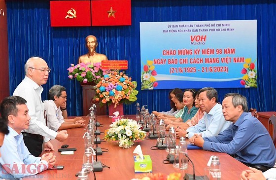 The delegation of HCMC leaders visits the Voice of HCMC People.