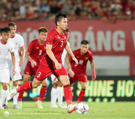 Captain Que Ngoc Hai scores the opening goal from the 11-meter penalty spot. Captain Que Ngoc Hai scores the opening goal from the 11-meter penalty spot.