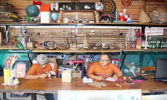 Bottles, carton packaging, old newspapers, plastic bags, and candy wrappers are creatively transformed into useful models and practical utensils.