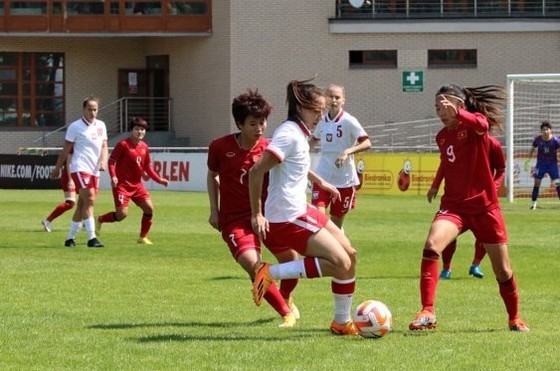 Huynh Nhu suffers an injury and has to leave the field in the middle of the first half. Huynh Nhu suffers an injury and has to leave the field in the middle of the first half.