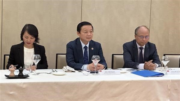 Deputy Prime Minister Tran Hong Ha (middle) at the meeting (Photo: VNA) Deputy Prime Minister Tran Hong Ha (middle) at the meeting (Photo: VNA)