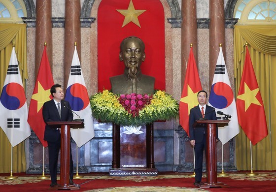 President Vo Van Thuong and President Yoon Suk Yeol meet the press after the dialogue. President Vo Van Thuong and President Yoon Suk Yeol meet the press after the dialogue.