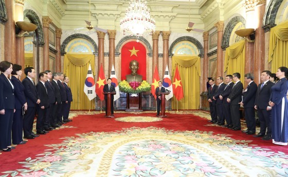 President Vo Van Thuong and President Yoon Suk Yeol hold a meeting and brief the press on the outcomes of their discussions. President Vo Van Thuong and President Yoon Suk Yeol hold a meeting and brief the press on the outcomes of their discussions.