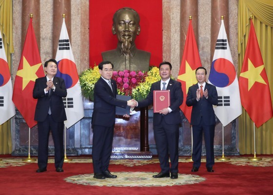 President Vo Van Thuong and President Yoon Suk Yeol witness the exchange of cooperation documents between the Ministry of Industry and Trade of Vietnam and the Ministry of Trade, Industry, and Energy of South Korea. President Vo Van Thuong and President Yoon Suk Yeol witness the exchange of cooperation documents between the Ministry of Industry and Trade of Vietnam and the Ministry of Trade, Industry, and Energy of South Korea.