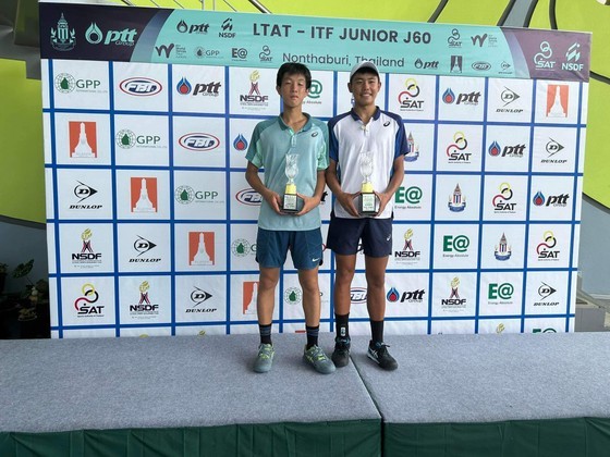 Nguyen Minh Phat (right) receives the award with Pham La Hoang Anh. Nguyen Minh Phat (right) receives the award with Pham La Hoang Anh.