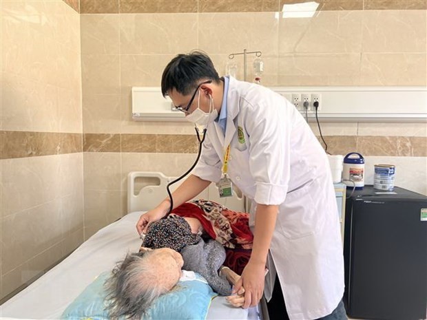 An elderly with heart problems receives medical examination and treatment at hospital. (Photo: VNA)