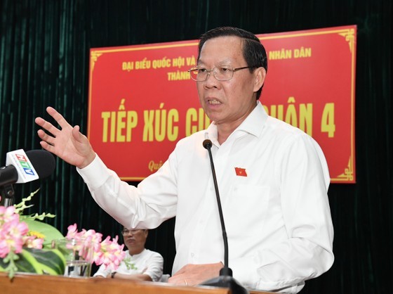 Mr. Phan Van Mai, Chairman of the People's Committee of Ho Chi Minh City, speaks at the meeting.