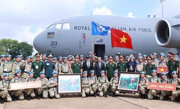 President Vo Van Thuong, military officials, and members of Level-2 Field Hospital Rotation 5 and Engineering Unit Rotation 2 at the deployment ceremony on June 29 (Photo: VNA) President Vo Van Thuong, military officials, and members of Level-2 Field Hospital Rotation 5 and Engineering Unit Rotation 2 at the deployment ceremony on June 29 (Photo: VNA)