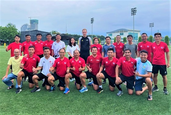 Eighteen referees and assistant referees participate in Vietnam&apos;s inaugural VAR training course.
