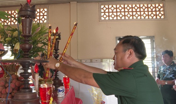 The delegation offers incense to commemorate the martyrs at the memorial house of the K73 Unit. The delegation offers incense to commemorate the martyrs at the memorial house of the K73 Unit.
