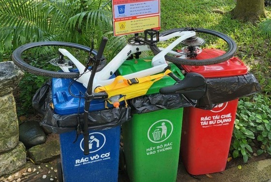In protest against the manufacturer&apos;s indifference and lack of responsibility toward product quality, customers who bought SuperStrata bikes expressed their dissatisfaction by throwing them into trash bins.