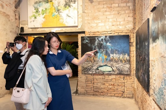 The number of visitors to art exhibitions is steadily increasing. The number of visitors to art exhibitions is steadily increasing.