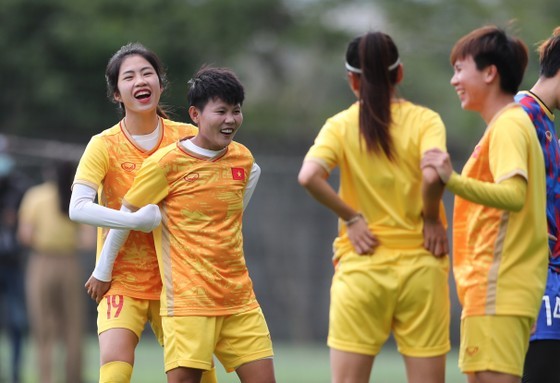 Thanh Nha (19) and Bich Thuy (second from the left). (Photo: SGGP) Thanh Nha (19) and Bich Thuy (second from the left). (Photo: SGGP)
