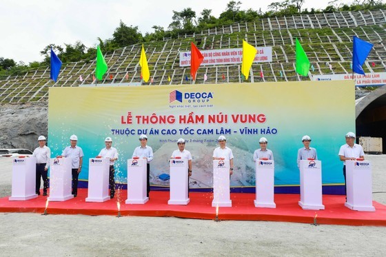 The tunnel breakthrough ceremony of Vung Mountain Tunnel The tunnel breakthrough ceremony of Vung Mountain Tunnel