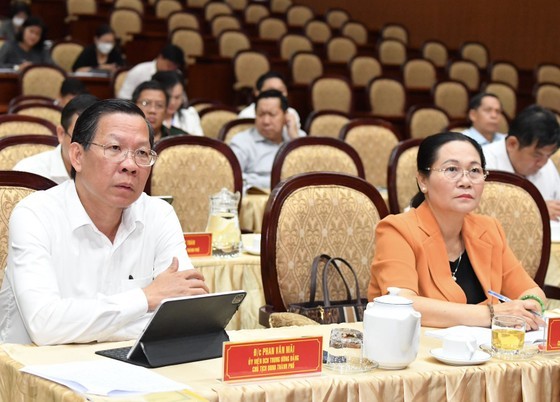Chairman of the People&apos;s Committee of HCMC Phan Van Mai and Chairwoman of the People&apos;s Council of HCMC Nguyen Thi Le participate in the meeting.