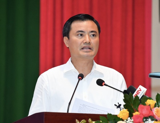 Mr. Bui Xuan Cuong, Vice Chairman of the People&apos;s Committee of HCMC, speaks at the meeting.