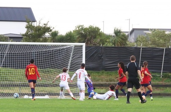 In the friendly, there are no limit on substitutions, so the two teams have opportunities to experiment tactically. (Photo: VFF)