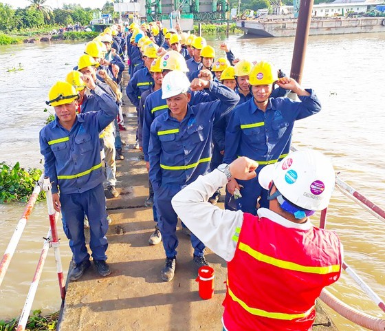 Implementing labor safety regulations for workers and enhancing their determination to successfully accomplish the tasks at hand.