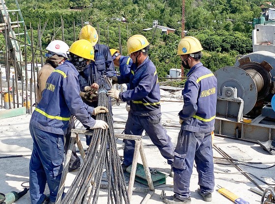 The work environment poses multiple potential risks, necessitating the workers to maintain a high level of focus.