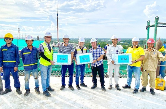 Acknowledging and rewarding the teams and groups that have achieved their tasks ahead of schedule.