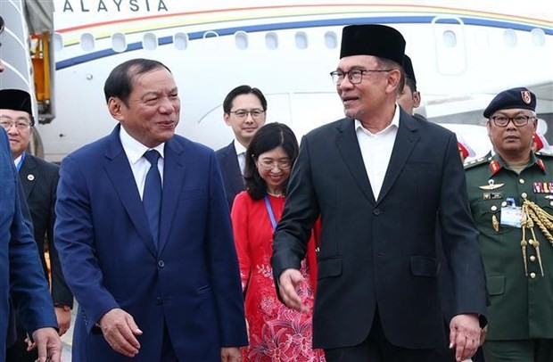 Minister of Culture, Sports and Tourism Nguyen Van Hung welcomes Malaysian Prime Minster Anwar Ibrahim and his spouse at Noi Bai International Airport. (Photo: VNA) Minister of Culture, Sports and Tourism Nguyen Van Hung welcomes Malaysian Prime Minster Anwar Ibrahim and his spouse at Noi Bai International Airport. (Photo: VNA)