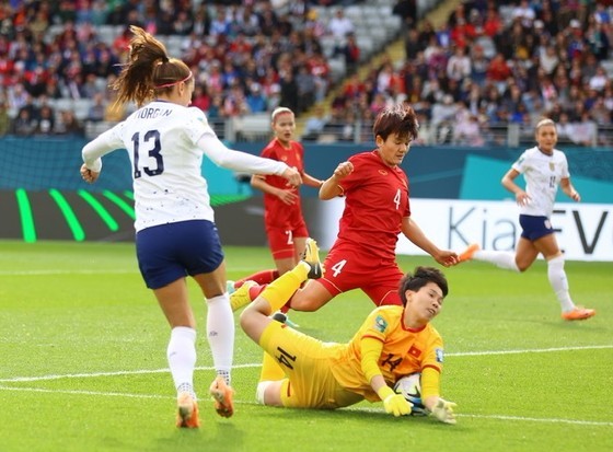 Goalkeeper Kim Thanh is the standout player in the Vietnamese national team's match against the US team. Goalkeeper Kim Thanh is the standout player in the Vietnamese national team's match against the US team.