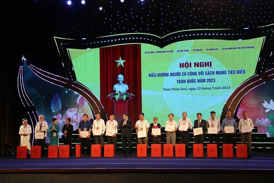 PM Pham Minh Chinh presents gifts to representatives of martyrs' families at the meeting. (Photo: SGGP) PM Pham Minh Chinh presents gifts to representatives of martyrs' families at the meeting. (Photo: SGGP)