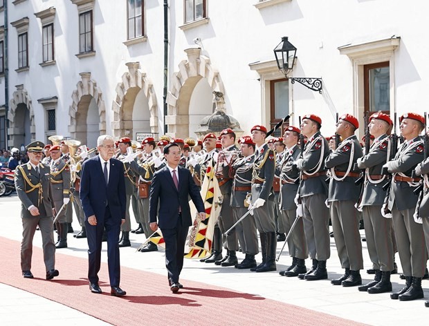 Austrian President Alexander Van der Bellen (L) chairs an official welcome ceremony for President Vo Van Thuong (Photo: VNA) Austrian President Alexander Van der Bellen (L) chairs an official welcome ceremony for President Vo Van Thuong (Photo: VNA)