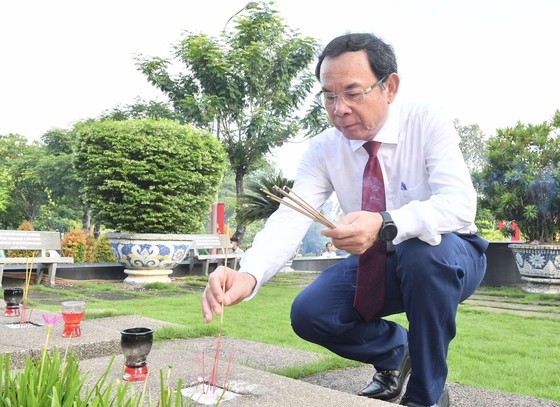 Mr. Nguyen Van Nen burns incense at the graves of martyrs. Mr. Nguyen Van Nen burns incense at the graves of martyrs.