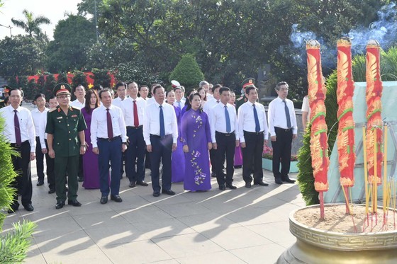 Ho Chi Minh City leaders offer incense in remembrance of the heroic martyrs. Ho Chi Minh City leaders offer incense in remembrance of the heroic martyrs.