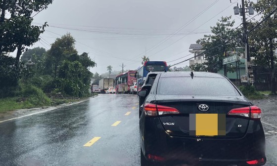 Traffic congestion after Bao Loc Pass experiences landslides.